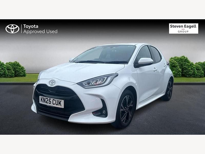 Used Toyota Yaris Hybrid Design 116 HP (85 kW) 2025 White Hatchback
