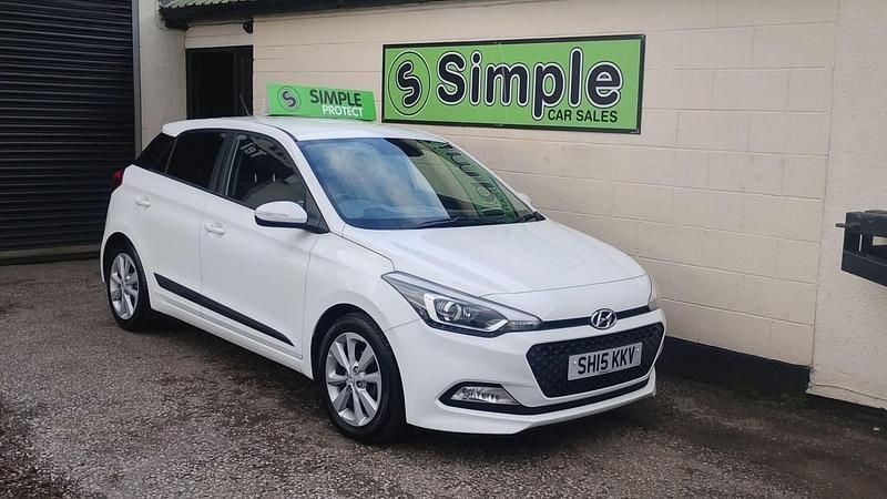 Used Hyundai i20 Premium 84 HP (61 kW) 2015 White Hatchback