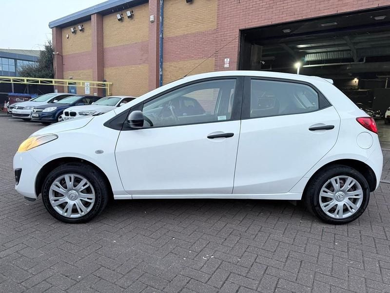 Used Mazda 2 2011 White Hatchback