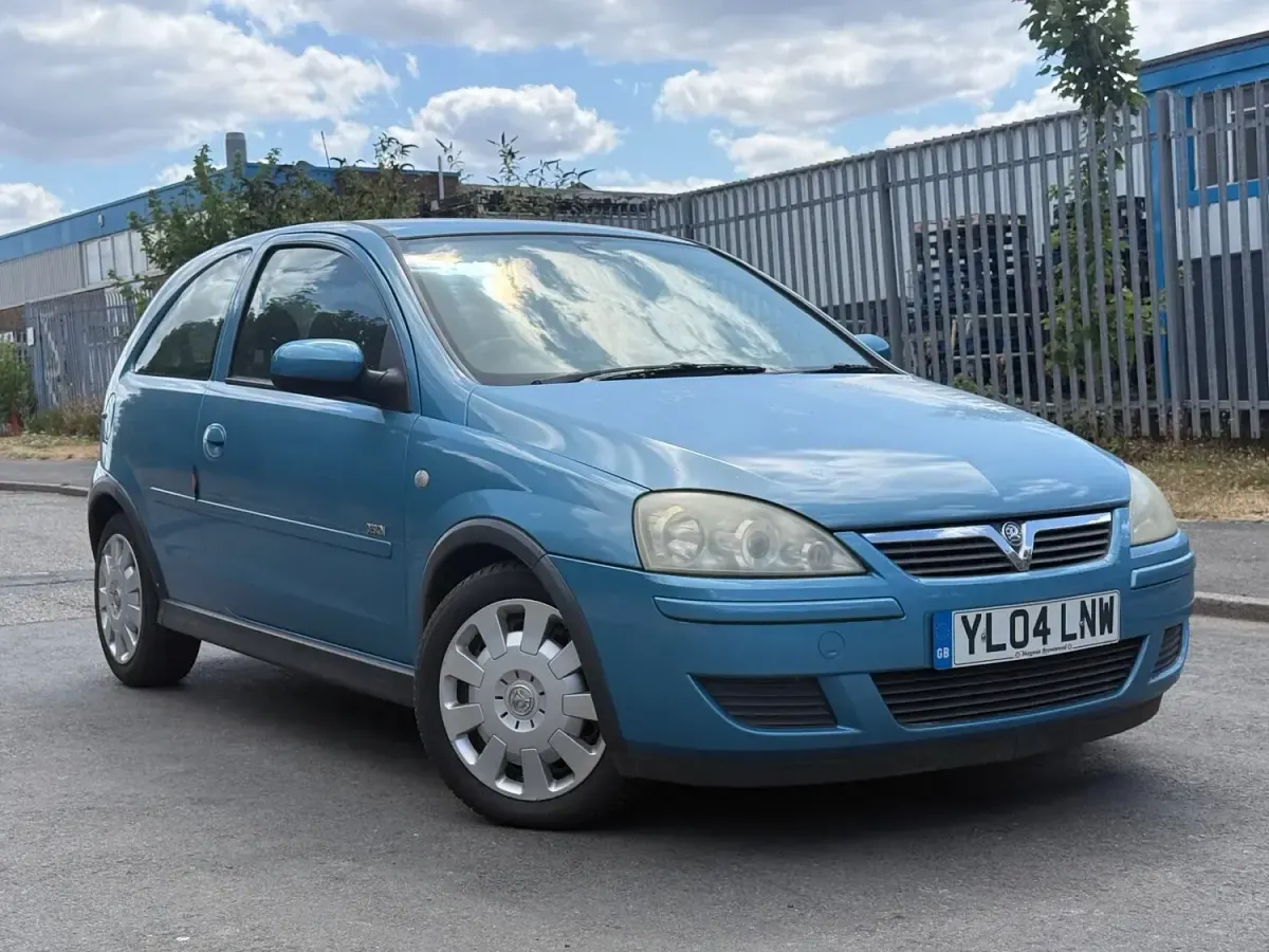 Used Vauxhall Corsa Design Edition 2004 Blue Hatchback