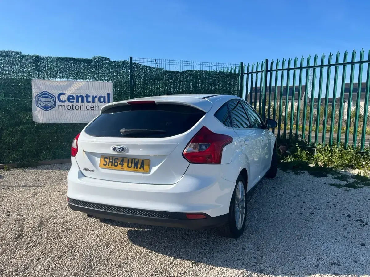 Begagnad Ford Focus Zetec 2014 Vit Halvkombi