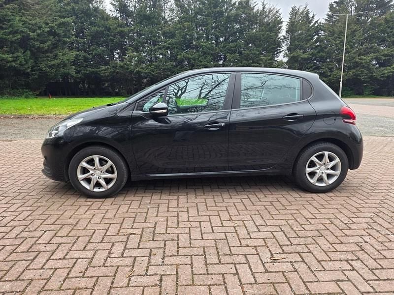 Used Peugeot 208 Active 82 HP (60 kW) 2015 Black Hatchback