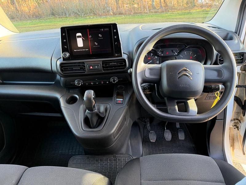 Used Citroën Berlingo Start 75 HP (55 kW) 2021 White MPV