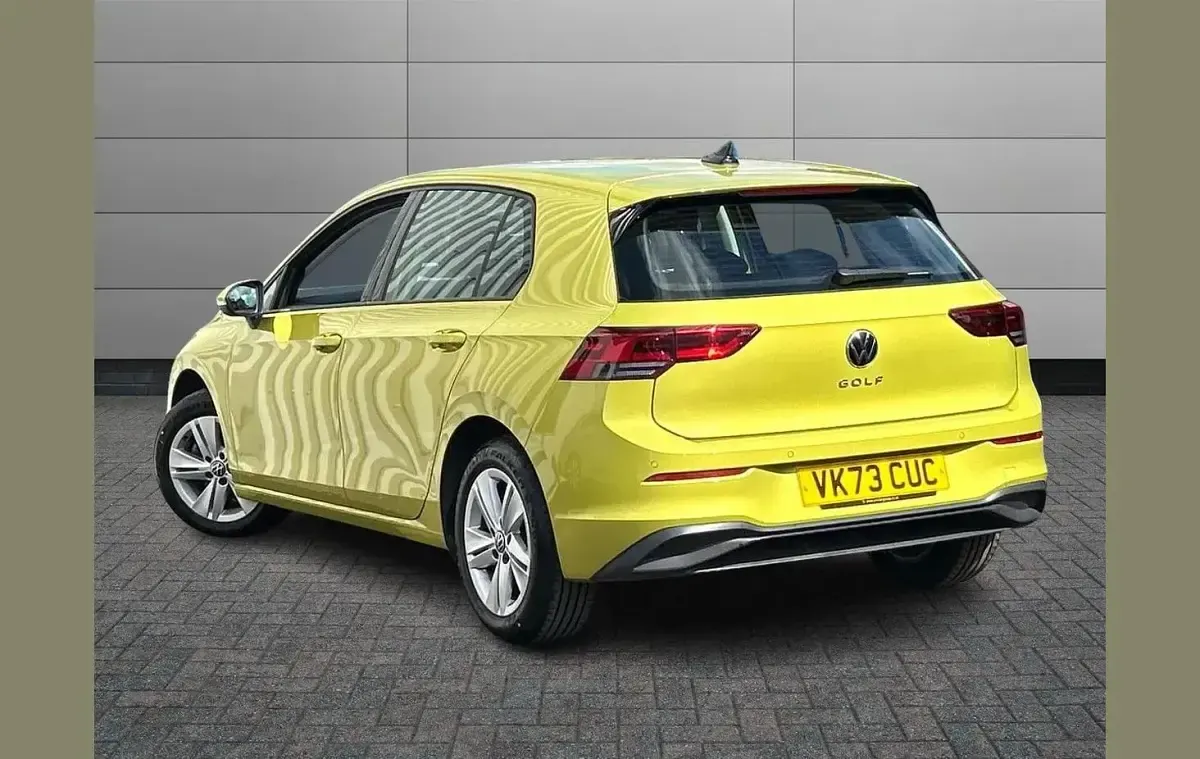 Used VW Golf VIII Life 113 HP (83 kW) 2023 Yellow Hatchback
