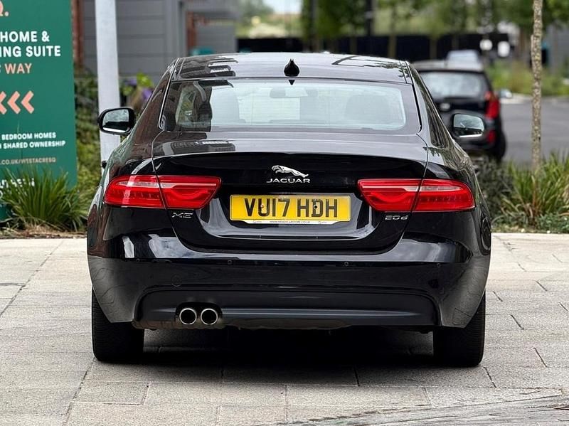 Usado Jaguar XE Prestige 180 HP (132 kW) 2017 Preto Sedan
