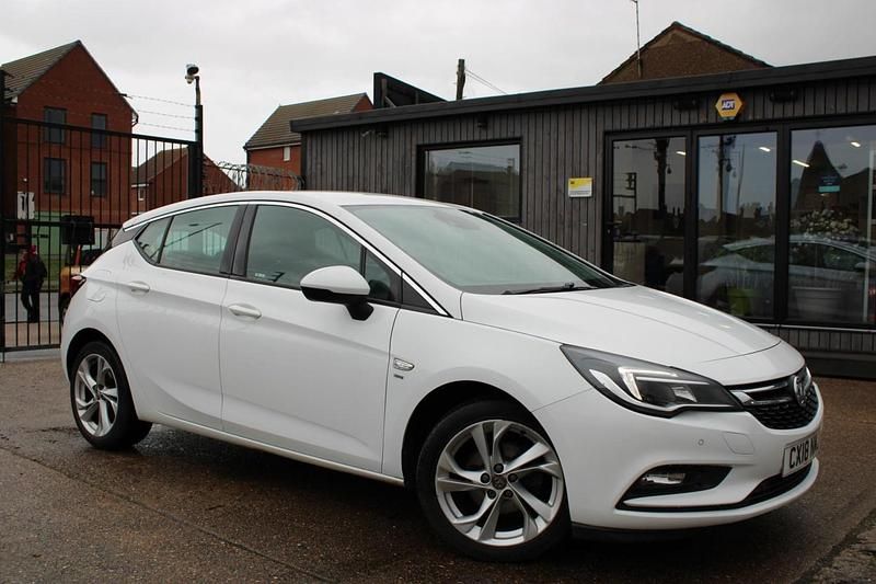 Used Vauxhall Astra SRi 150 HP (110 kW) 2018 White Hatchback