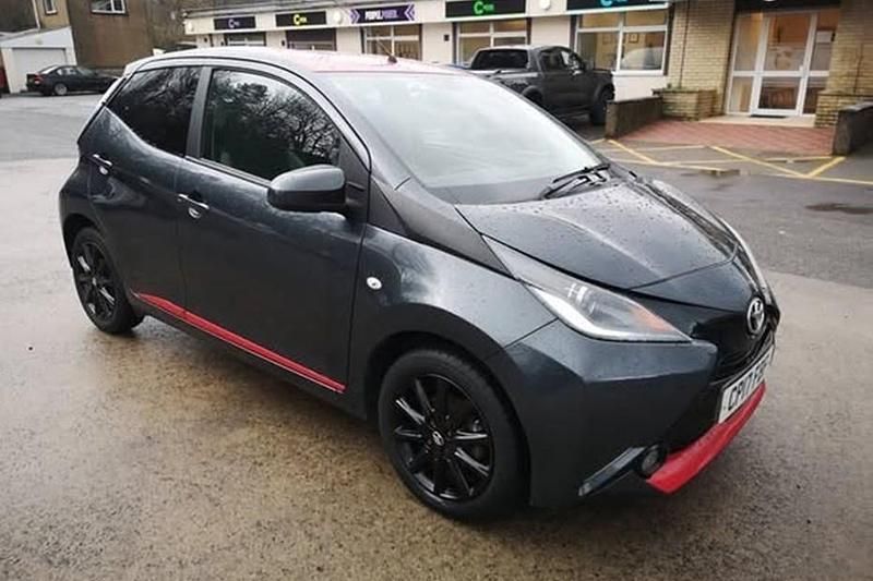 Usado Toyota Aygo x-press 69 HP (50 kW) 2017 Cinzento Citadino