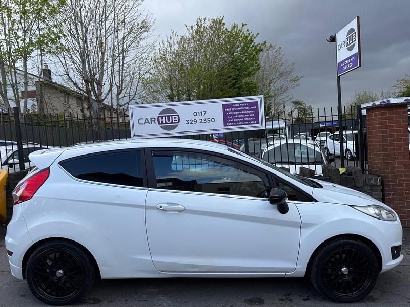 Used Ford Fiesta Zetec 82 HP (60 kW) 2014 White Hatchback