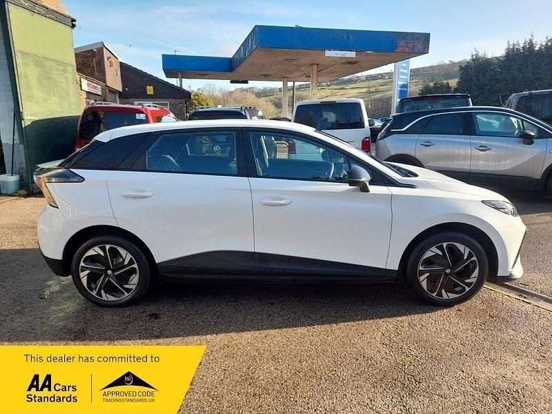 Used MG MG4 EV SE 2023 White Hatchback