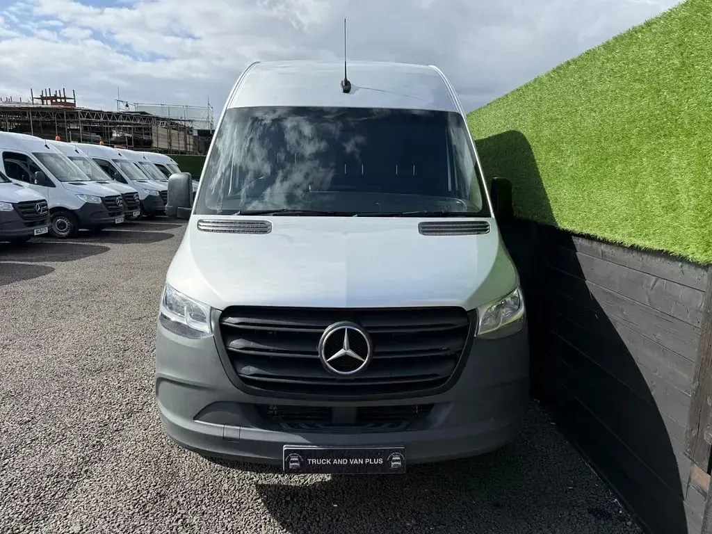 Używany Mercedes Sprinter Progressive 2023 Srebrny Van
