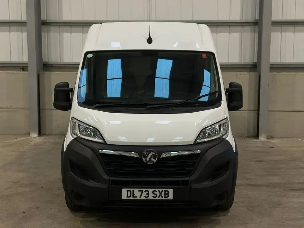 Begagnad Vauxhall Movano 140 HK (102 kW) 2023 Vit