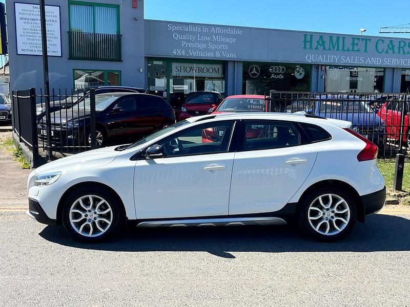 Used Volvo V40 Pro 120 HP (88 kW) 2017 White Hatchback