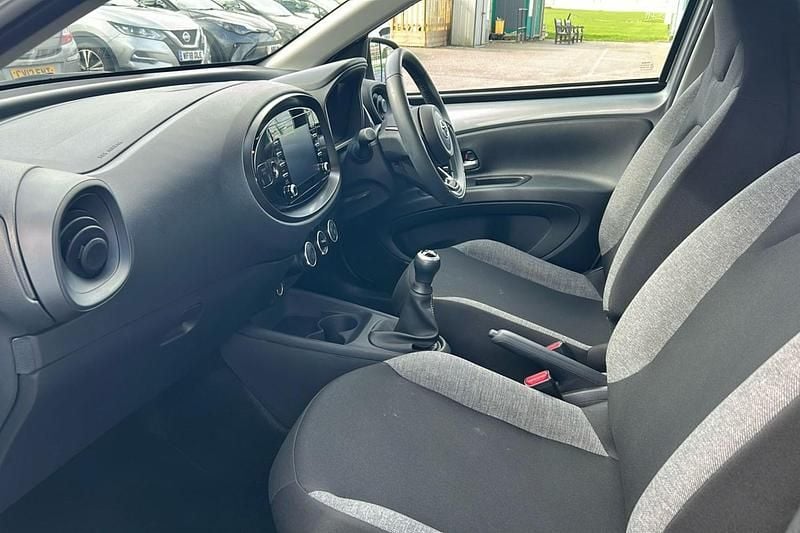 Used Toyota Aygo X PURE 72 HP (52 kW) 2023 Silver SUV