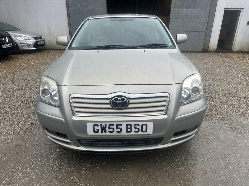 Usado Toyota Avensis T3 2005 Plateado Utilitario