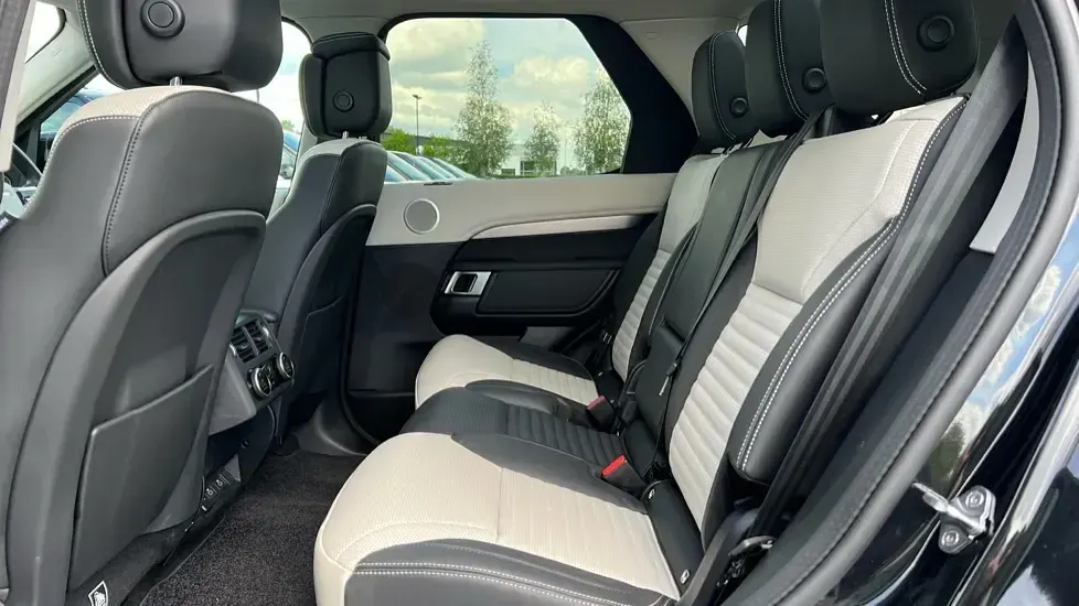 Used Land Rover Discovery HSE Dynamic 350 HP (257 kW) 2025 Metallic  santorini black SUV