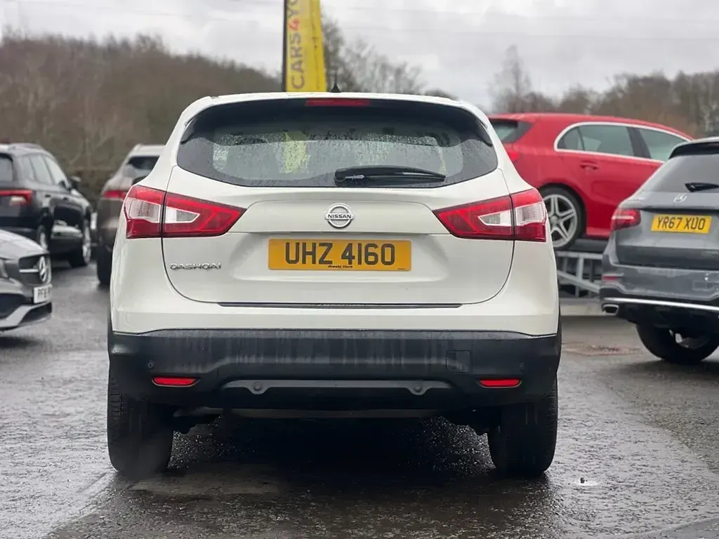 Used Nissan Qashqai Acenta 115 HP (84 kW) 2016 White SUV