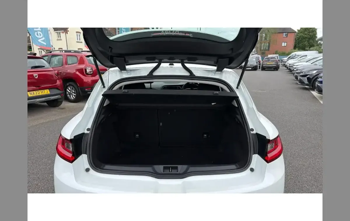 Used Renault Mégane Dynamique 110 HP (80 kW) 2017 White Hatchback