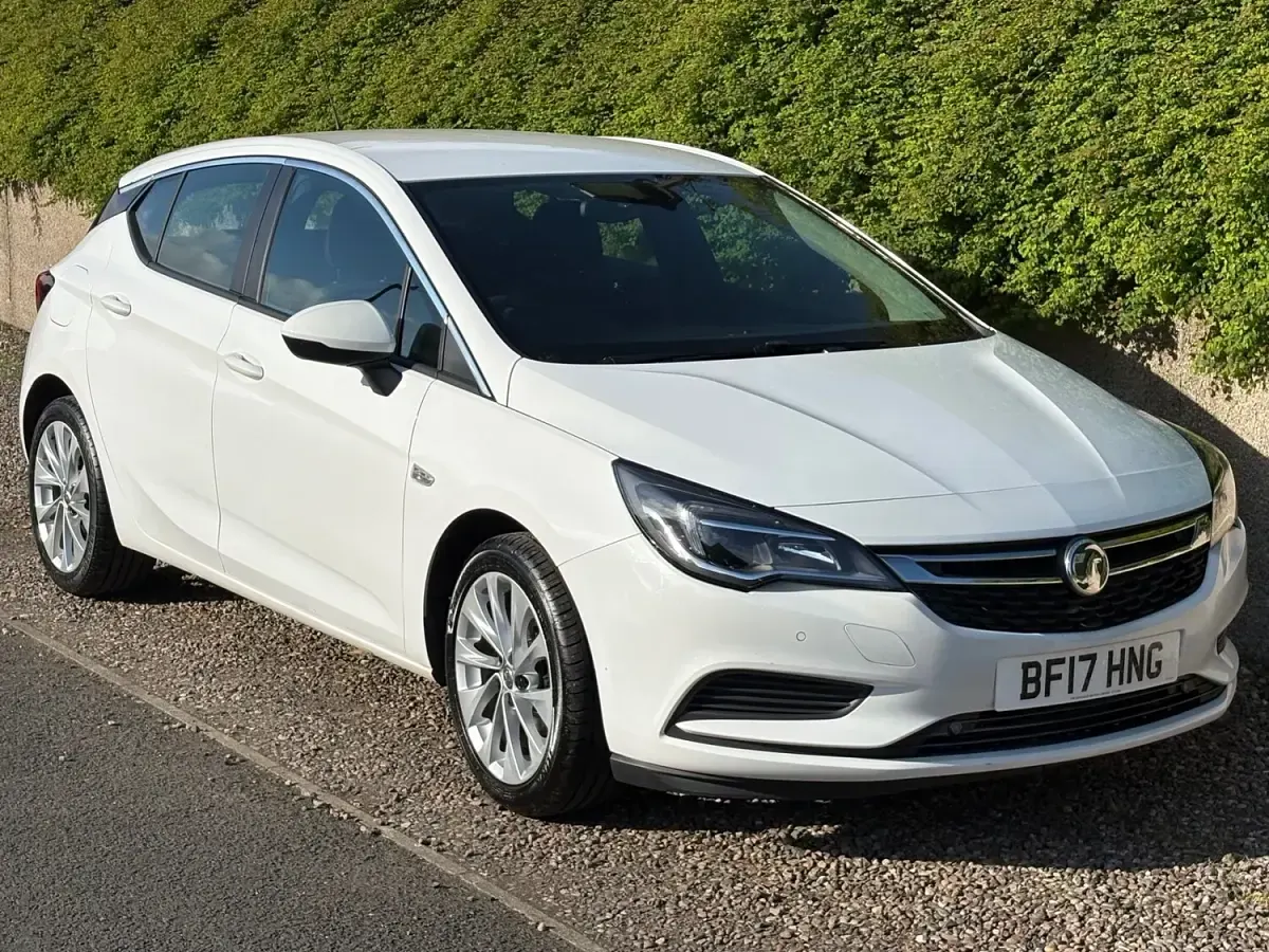 Used Vauxhall Astra Design Edition 105 HP (77 kW) 2017 White Hatchback