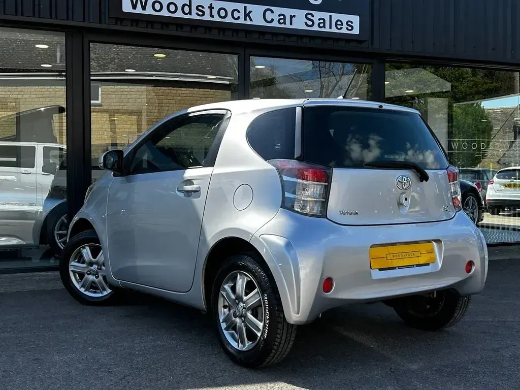 Used Toyota iQ 68 HP (50 kW) 2010 Silver Hatchback
