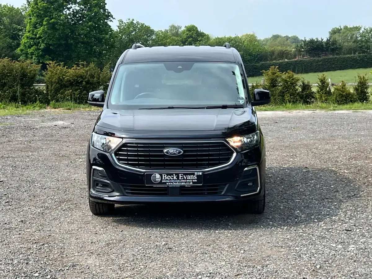 Begagnad Ford Tourneo Connect Titanium 122 HK (89 kW) 2023 Svart Minibuss