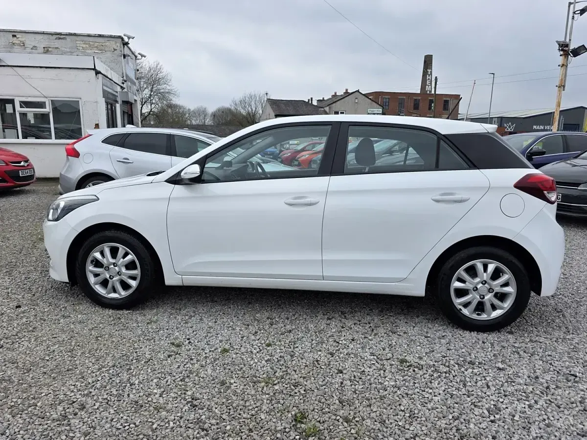 Used Hyundai i20 SE 84 HP (61 kW) 2017 White Hatchback