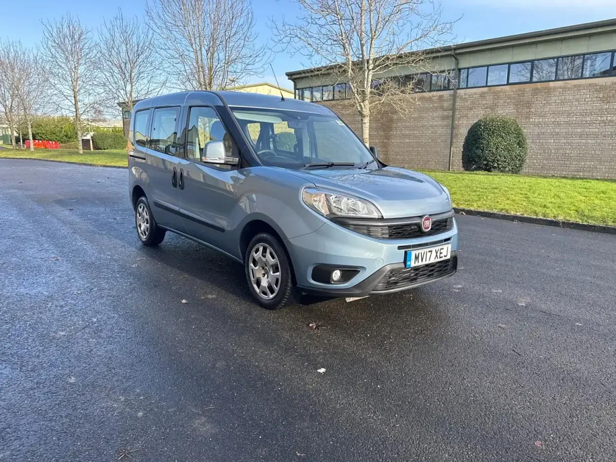 Usado Fiat Doblò Easy 95 HP (69 kW) 2017 Azul Monovolume