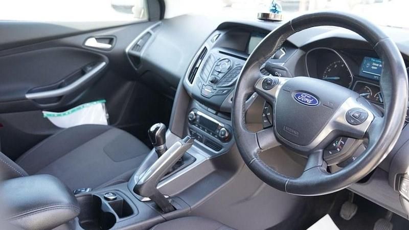 Usado Ford Focus Titanium 125 HP (91 kW) 2012 Cinzento Citadino