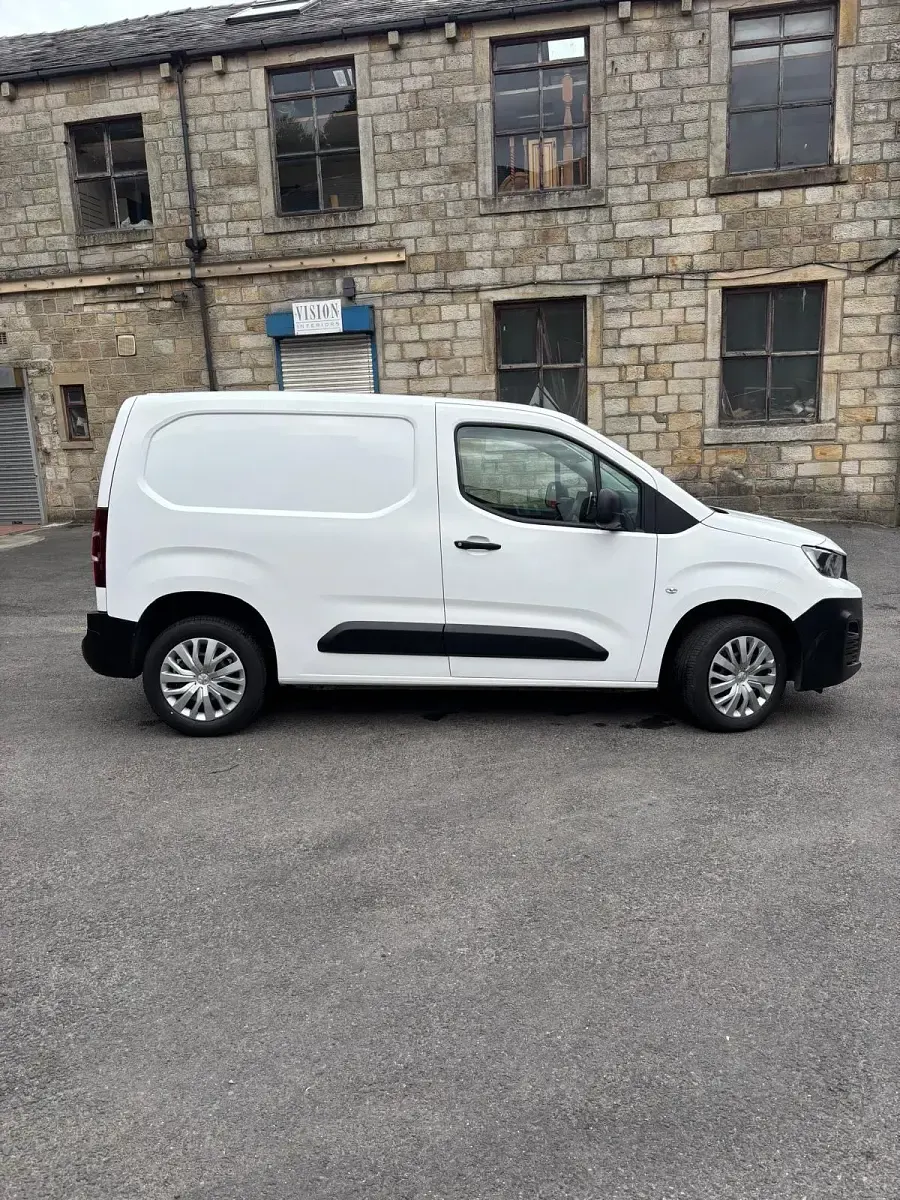 Used Peugeot Partner 131 HP (96 kW) 2021 White MPV