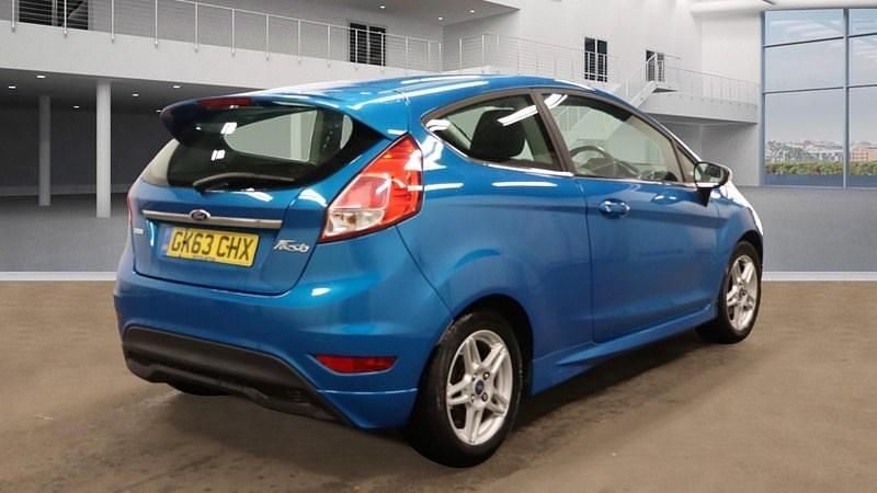 Begagnad Ford Fiesta Zetec 2013 Blå Halvkombi