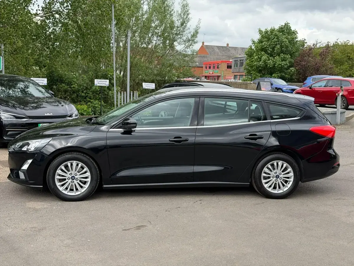 Begagnad Ford Focus Titanium 2020 Svart Kombi