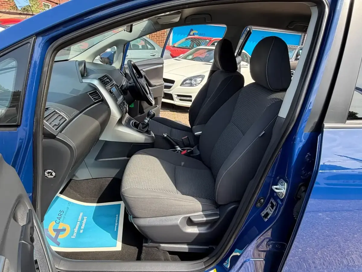 Used Toyota Verso 112 HP (82 kW) 2016 Blue MPV