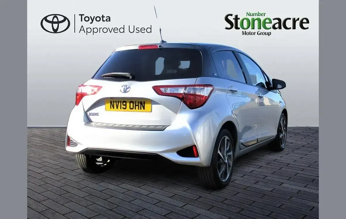 Używany Toyota Yaris 109 KM (80 kW) 2019 Srebrny Hatchback