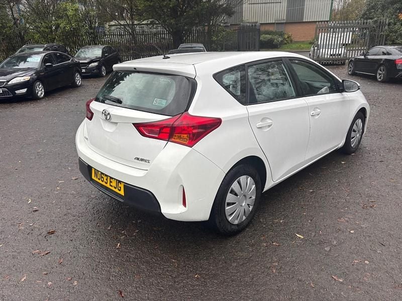Used Toyota Auris Active 90 HP (66 kW) 2013 White Hatchback