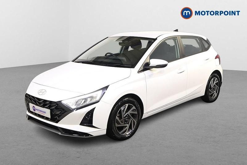 Used Hyundai i20 Advanced 101 HP (74 kW) 2024 White Hatchback
