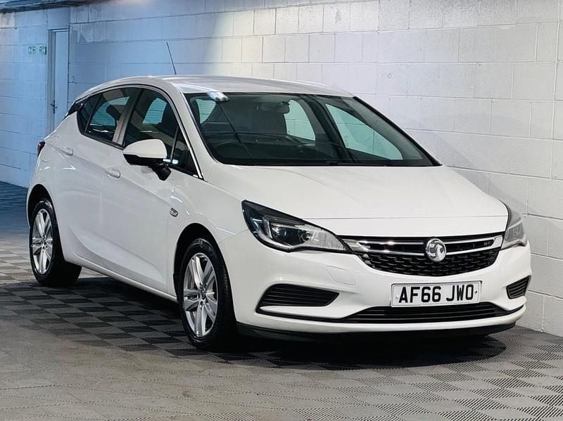 White Used 2016 Vauxhall Astra Design Edition Hatchback | £2,189 (Super price) - Image 1/4