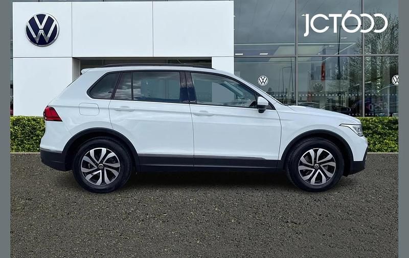 Używany VW Tiguan Active 150 KM (110 kW) 2022 Biały SUV