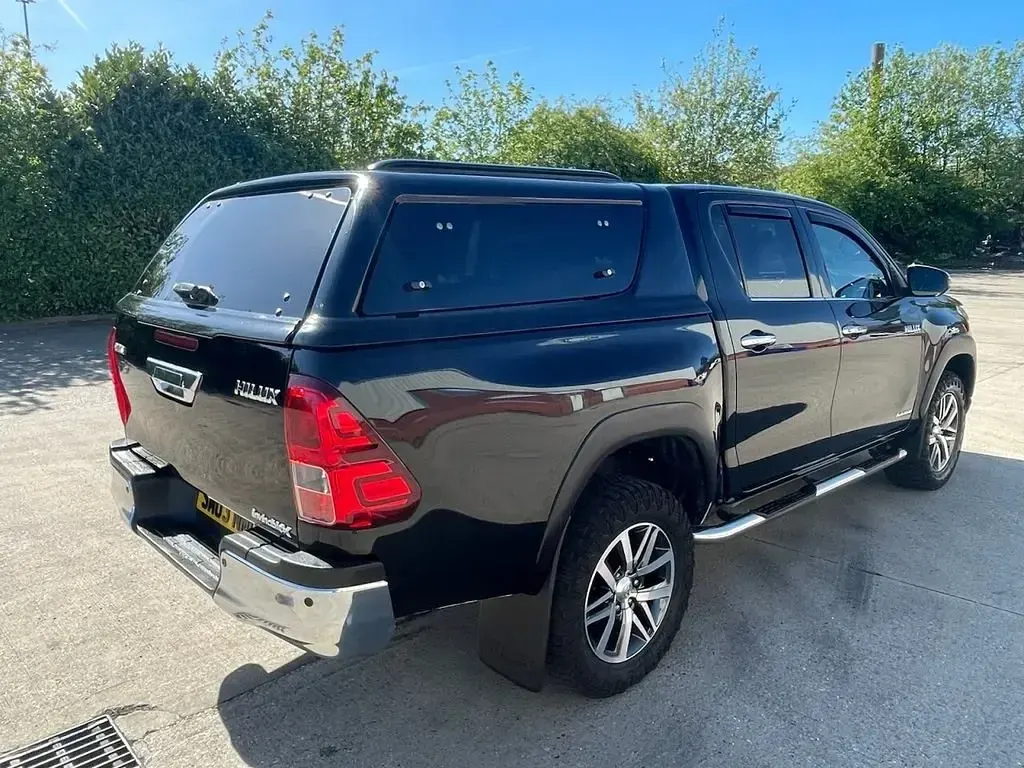 Begagnad Toyota HiLux 150 HK (110 kW) 2018 Svart Pickup