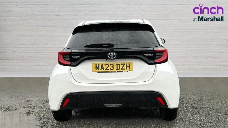 Used Toyota Yaris Hybrid Design 116 HP (85 kW) 2023 White Hatchback
