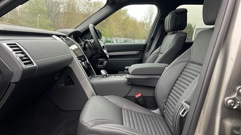 New Land Rover Discovery 5 HSE Dynamic 350 HP (257 kW) 2025 Premium metallic  silicon silver SUV