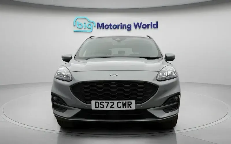 Usado Ford Kuga ST-Line X 225 HP (165 kW) 2023 Prateado SUV