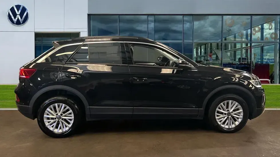 Used VW T-Roc Life 150 HP (110 kW) 2022 Deep black pearl SUV