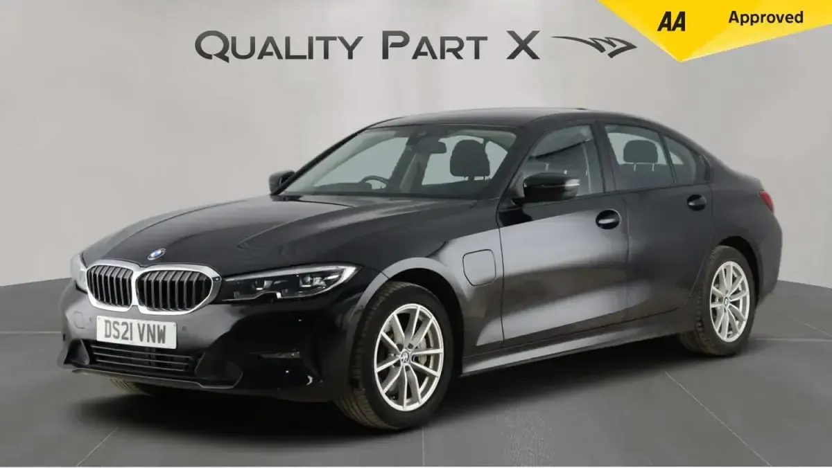 Begagnad BMW 330e 2021 Svart Sedan