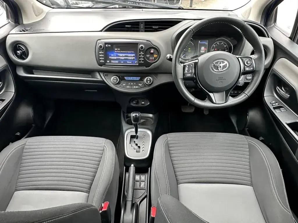 Used Toyota Yaris Hybrid 100 HP (73 kW) 2019 Blue Hatchback