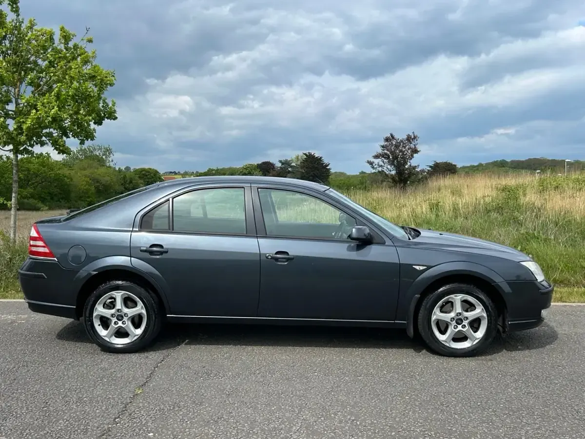 Usado Ford Mondeo 2007 Cinzento Citadino