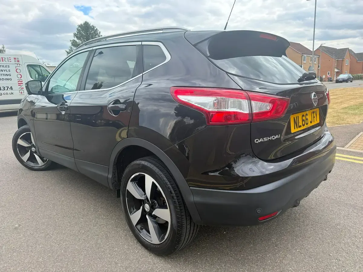 Used Nissan Qashqai N-Connecta 110 HP (80 kW) 2016 Black SUV