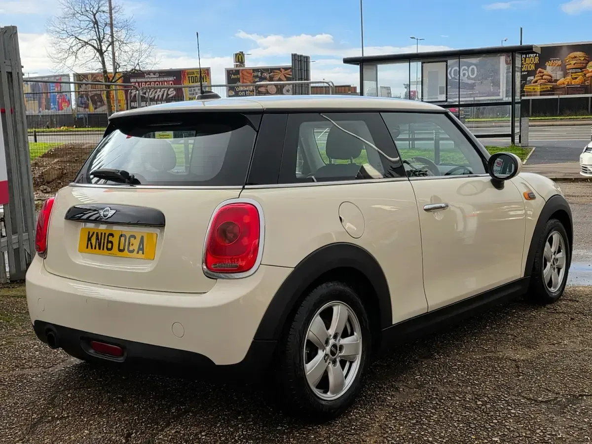 Used Mini Cooper Hatch 134 HP (98 kW) 2016 White Hatchback
