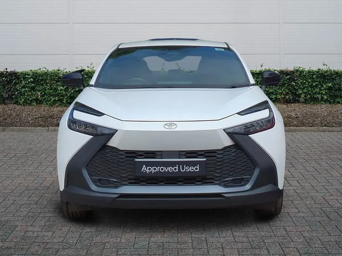 Used Toyota C-HR 140 HP (102 kW) 2024 White SUV