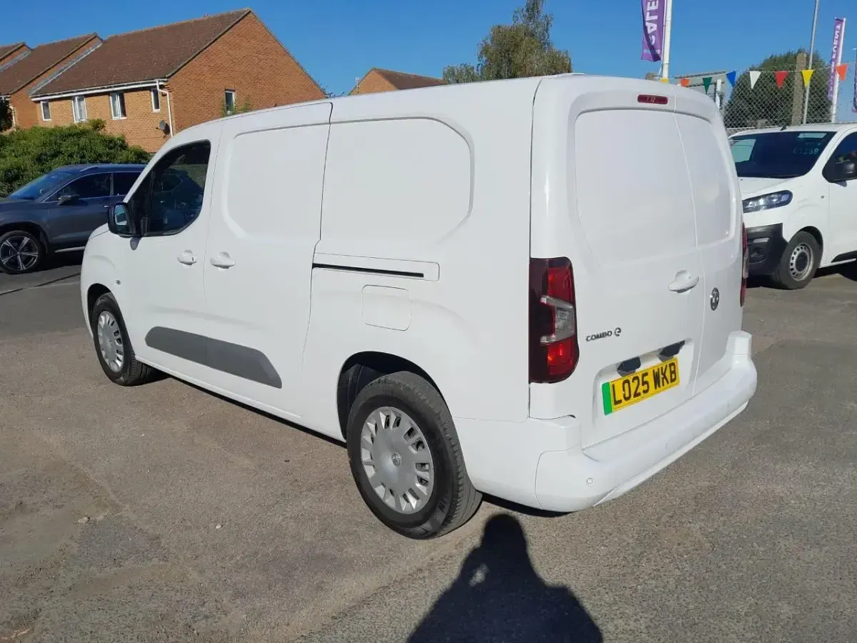 Used Vauxhall Combo 98 kW (134 HP) 2025 White MPV