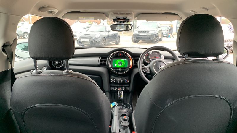 Usado Mini Cooper Classic 134 HP (98 kW) 2020 Prateado Citadino
