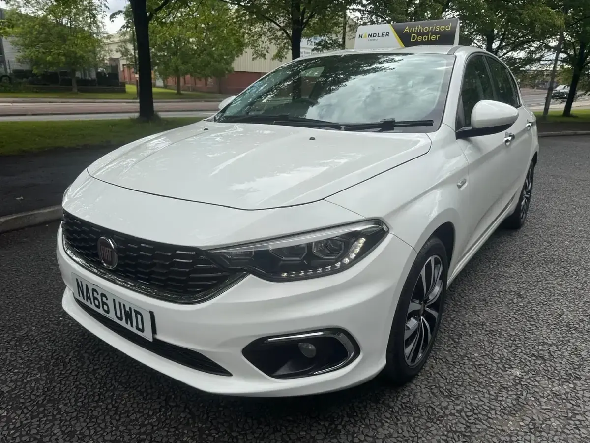 Used Fiat Tipo Lounge 120 HP (88 kW) 2016 White Hatchback